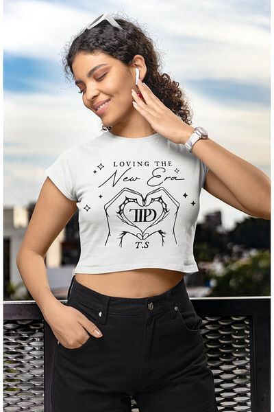 Fuddy Moda Loving The New Era TTPD Lettering Crop Top, Γυναικεία Taylor Swift 2024 Νέο άλμπουμ εμπριμέ μπλούζα