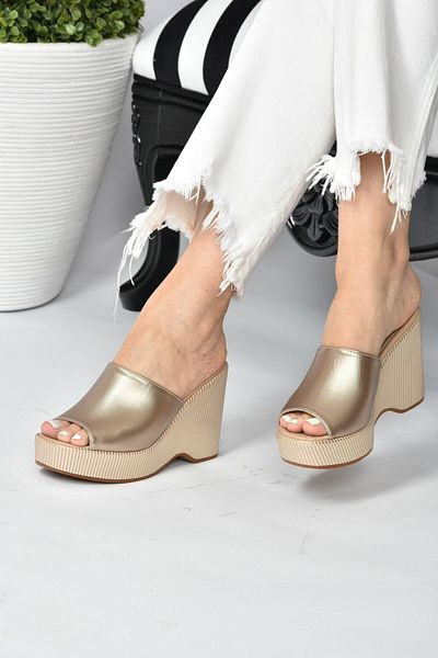 Fox Shoes Dámské zlaté pantofle na klínovém podpatku K250101509