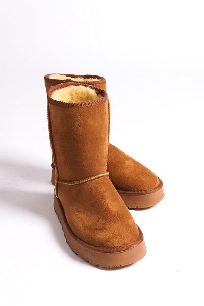 Capone Outfitters Mittelgroße beige Damenstiefel mit flacher Sohle und Fellinnenseite
