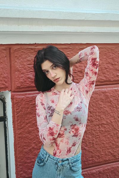 Toum Bluză crop cu detalii transparente cu model trandafiri
