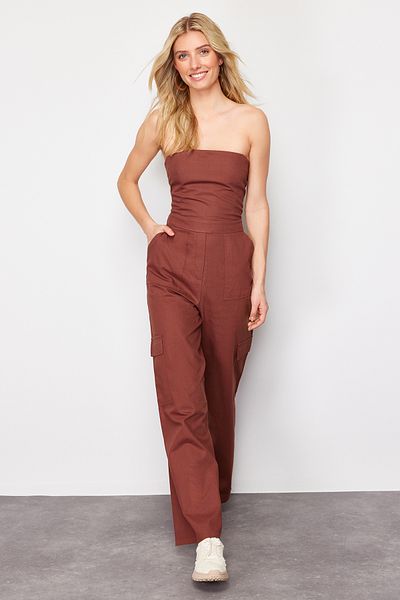 Trendyol Collection Brauner Maxi-Jumpsuit aus Webstoff mit Cargo-Taschen, trägerlosem Kragen TWOSS23TU00192