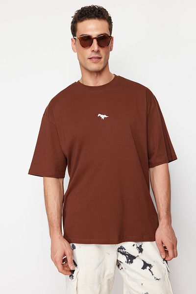 Trendyol Collection Braunes Oversize-T-Shirt mit Dinosaurier-Stickerei - TMNSS23TS00243