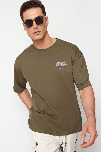 Trendyol Collection Bavlněné tričko s oversize potiskem v khaki barvě - TMNSS24TS00052