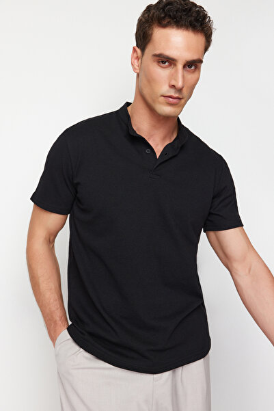 Trendyol Collection Černé tričko s knoflíkem na límečku s převládající strukturou/normálním střihem TMNSS24PO00018