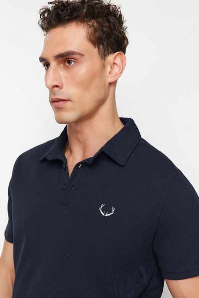 Trendyol Collection Marineblaues T-Shirt mit strukturiertem, besticktem Polokragen – Normale Schnittform TMNSS24PO00046