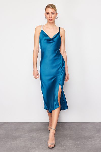 Trendyol Collection Ölgefüttertes, gewebtes Satin-Abendkleid, schickes Kleid TPRSS19BB0058