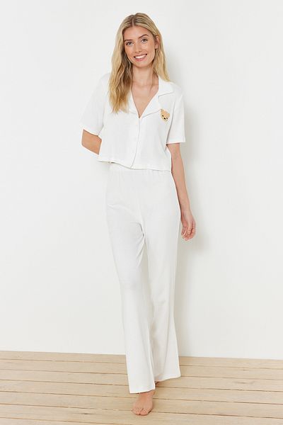 Trendyol Collection Bílý medvídek žebrovaný pletený pyžamový set THMSS21PT0168