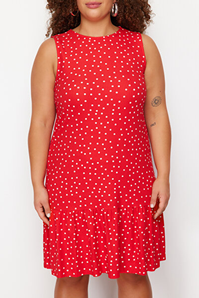 Trendyol Curve Rotes, gepunktetes, bedrucktes Nullärmel-Shift-Mini-Stretch-Strickkleid in Übergröße TBBSS24AH00131