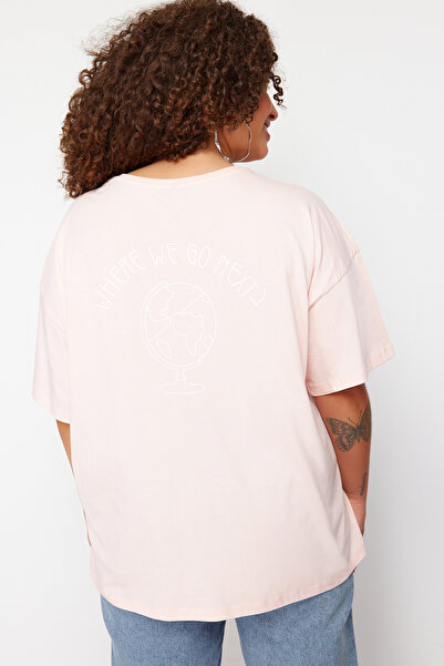 Trendyol Curve Světle růžová 100% bavlna Potištěná zadní strana Široký uvolněný střih Crew Neck Pletené tričko TBBSS24BF00025