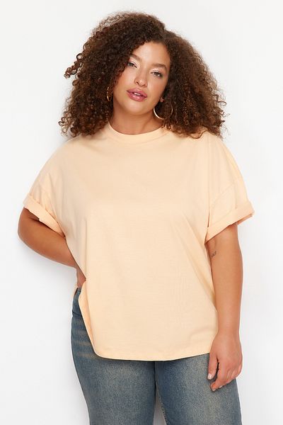 Trendyol Curve Szeroki krój T-shirtu z kołnierzykiem łososiowym, dzianinowy - 100% bawełny TBBSS23BF00017