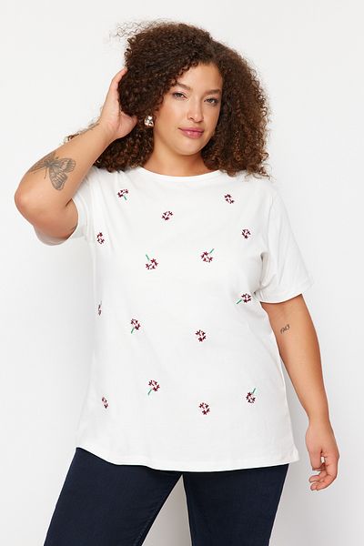 Trendyol Curve Koszulka typu Boyfriend w kolorze ecru z haftem - 100% bawełny, TBBSS24BF00029
