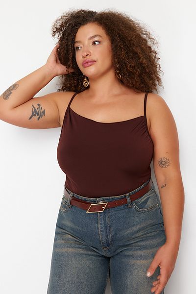 Trendyol Curve Braune Strickbluse mit Degaje-Kragen und Riemen TBBSS24AF00006