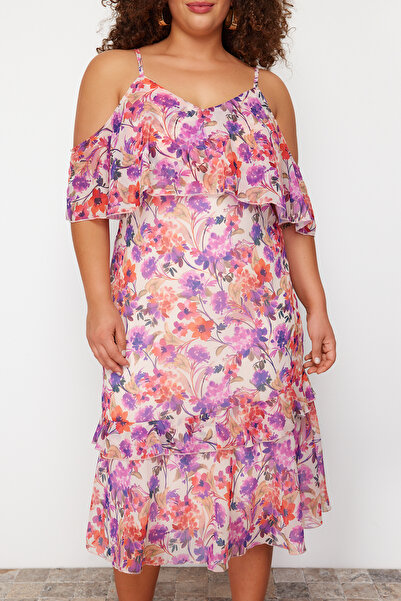 Trendyol Curve Рокля с големи размери от тъкан шифон в цвят екрю