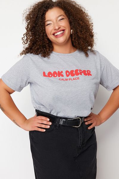 Trendyol Curve Μπλουζάκι Boyfriend Grey Melange σε μεγάλο μέγεθος - 100% βαμβάκι, εκτύπωση συνθήματος, TBBSS24BF00036