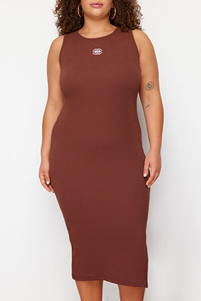 Trendyol Curve Braunes, mit Stickereien verziertes Midi-Strick-Camisole in Großformat TBBSS24AH00126