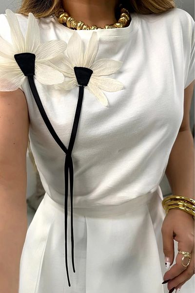 Pulli Collection Daisy Appliqued T-shirt Ecru