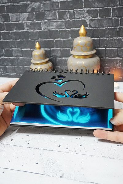 markcat Caiet A5 Swan Love Design din lemn negru - Agenda nedatată - Planificator săptămânal