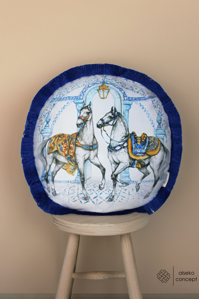 Alseko Concept وسادة رمي مزينة بشراشيب من ساكس، خلفية بيضاء بنمط حصان مزدوج، ...