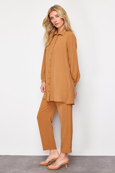Trendyol Modest Dunkelbeiges gewebtes Hemd-Hosen-Set mit Ärmeldetails TCTSS21AU0241