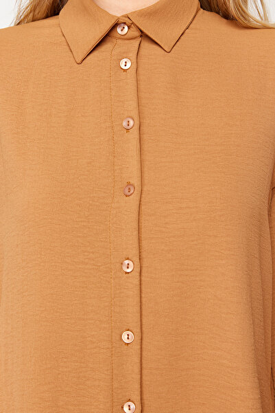 Trendyol Modest Dunkelbeiges gewebtes Hemd-Hosen-Set mit Ärmeldetails TCTSS21AU0241