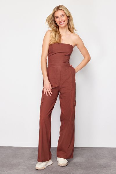 Trendyol Collection Brauner Maxi-Jumpsuit aus Webstoff mit Cargo-Taschen, trägerlosem Kragen TWOSS23TU00192