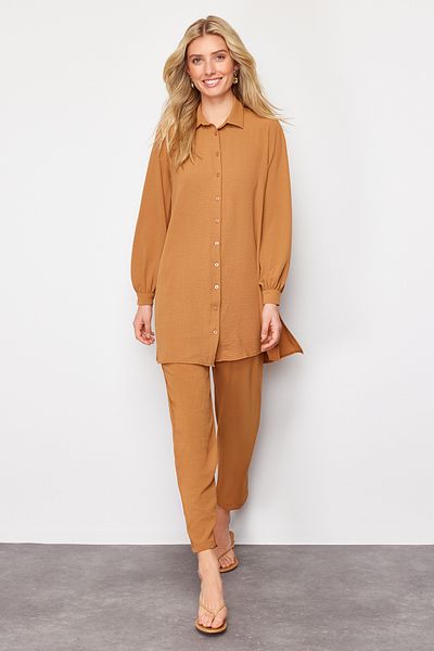 Trendyol Modest Dunkelbeiges gewebtes Hemd-Hosen-Set mit Ärmeldetails TCTSS21AU0241