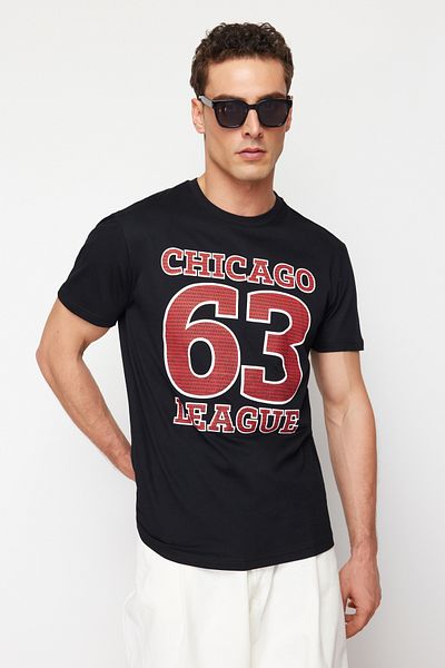 Trendyol Collection Μαύρο μπλουζάκι κανονικής/κανονικής εφαρμογής κολεγιακό εμπριμέ 100% βαμβάκι TMNSS24TS00206