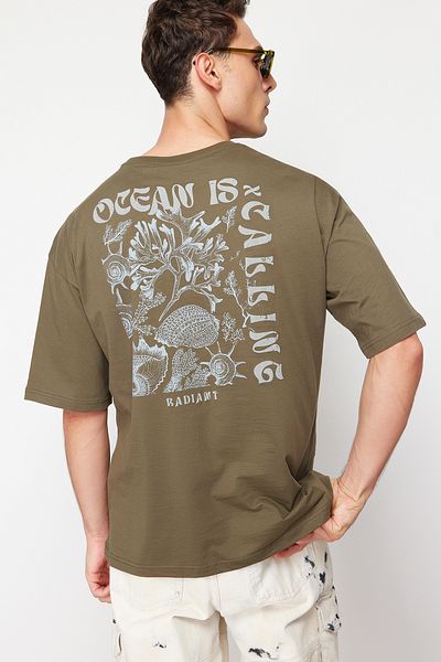 Trendyol Collection Bavlněné tričko s oversize potiskem v khaki barvě - TMNSS24TS00052