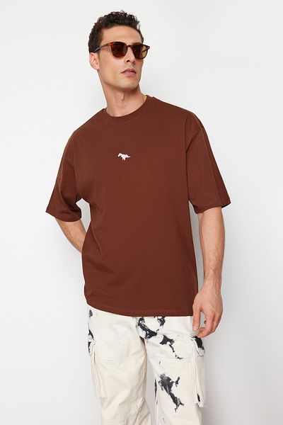 Trendyol Collection Braunes Oversize-T-Shirt mit Dinosaurier-Stickerei - TMNSS23TS00243