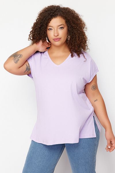 Trendyol Curve Lilafarbenes Basic-Strick-T-Shirt mit V-Ausschnitt und Schlitz TBBSS22BF0036