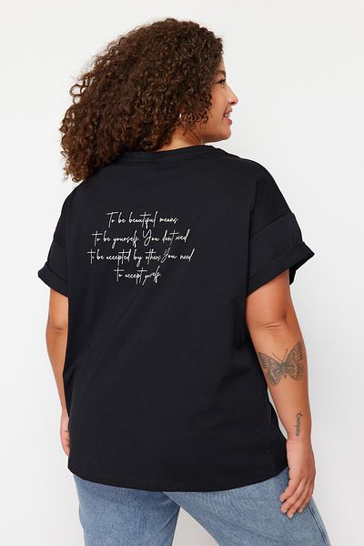 Trendyol Curve Schwarzes bedrucktes Baumwoll-T-Shirt mit Rundhalsausschnitt - TBBSS23BF00024