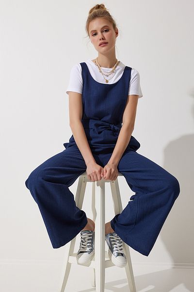 Happiness İstanbul Marineblauer Leinen-Jumpsuit mit Gürtel für Damen MC00282
