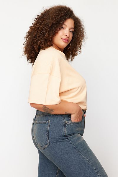 Trendyol Curve Szeroki krój T-shirtu z kołnierzykiem łososiowym, dzianinowy - 100% bawełny TBBSS23BF00017