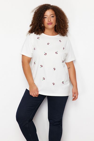 Trendyol Curve Koszulka typu Boyfriend w kolorze ecru z haftem - 100% bawełny, TBBSS24BF00029
