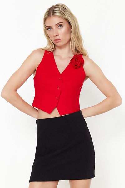 Trendyol Collection Rote gewebte taillierte Weste mit Rosendetail - TWOSS24YE00026
