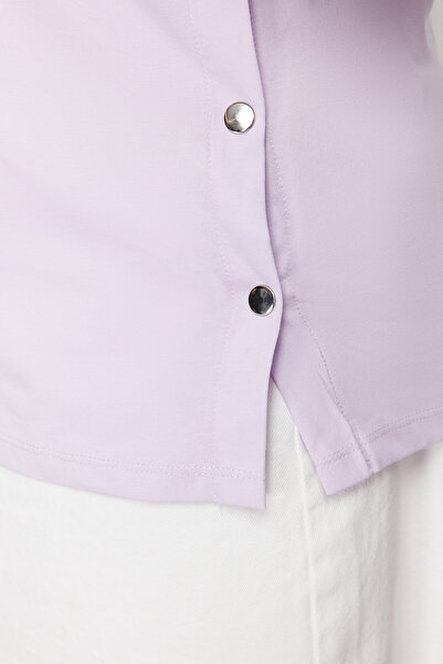 Trendyol Curve Lilac bavlněné pletené tričko – detail knoflíku, TBBSS24BF00000
