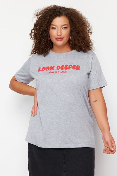 Trendyol Curve Μπλουζάκι Boyfriend Grey Melange σε μεγάλο μέγεθος - 100% βαμβάκι, εκτύπωση συνθήματος, TBBSS24BF00036