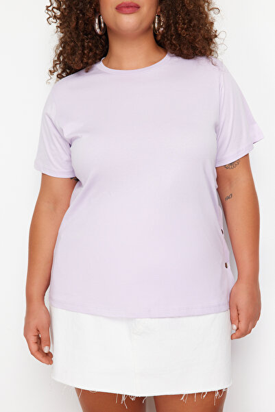 Trendyol Curve Lilac bavlněné pletené tričko – detail knoflíku, TBBSS24BF00000