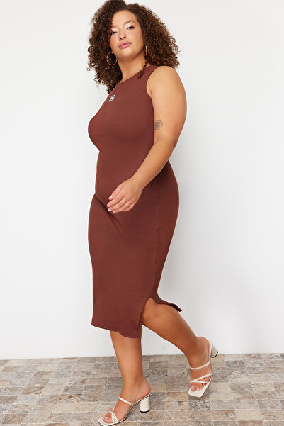 Trendyol Curve Braunes, mit Stickereien verziertes Midi-Strick-Camisole in Großformat TBBSS24AH00126