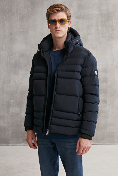 GRIMELANGE Bradıe férfi laza szabású, szélálló kapucnis felfújható sötétkék kabát logó részlettel