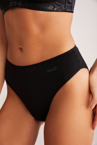 Kom Чорні гладкі бавовняні модальні жіночі труси Basic Slip Новий сезон