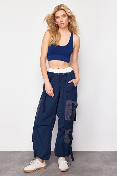 Trendyol Collection Marineblaue Cargo-Taschen-Jogging-Jeans mit normaler Taille TWOAW24JE00216