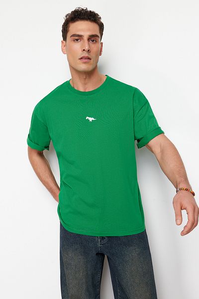 Trendyol Collection Grünes, übergroßes/weit geschnittenes, mit Dinosauriern besticktes T-Shirt aus 100 % Baumwolle TMNSS23TS00243 TMNSS23TS00243