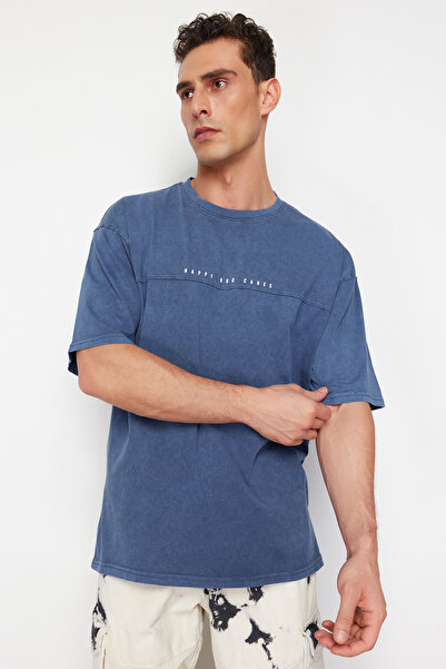 Kolekcia Trendyol Bavlnené tričko nadmernej veľkosti s indigovou potlačou – bledý efekt TMNSS23TS00174