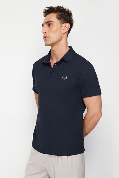 Trendyol Collection Marineblaues T-Shirt mit strukturiertem, besticktem Polokragen – Normale Schnittform TMNSS24PO00046