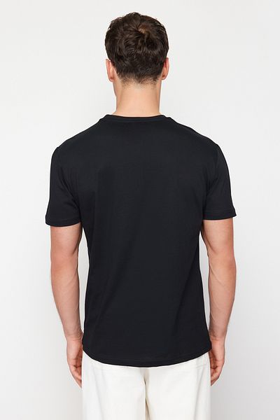 Trendyol Collection Μαύρο μπλουζάκι κανονικής/κανονικής εφαρμογής κολεγιακό εμπριμέ 100% βαμβάκι TMNSS24TS00206