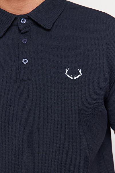 Trendyol Collection Tričko s vyšívaným pololímečkem v námořnické modré s texturou – pravidelný střih TMNSS24PO00046