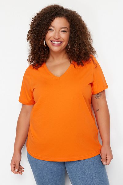 Trendyol Curve Orangefarbenes Basic-Strick-T-Shirt mit V-Ausschnitt TBBSS22BF0028