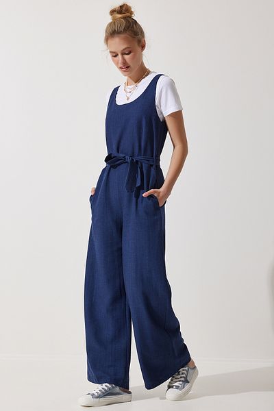 Happiness İstanbul Marineblauer Leinen-Jumpsuit mit Gürtel für Damen MC00282