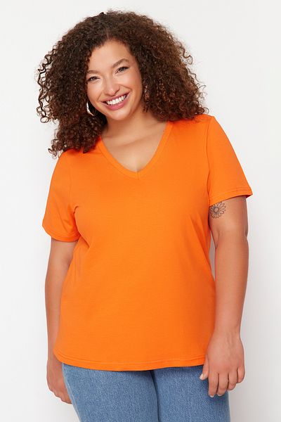 Trendyol Curve Orangefarbenes Basic-Strick-T-Shirt mit V-Ausschnitt TBBSS22BF0028